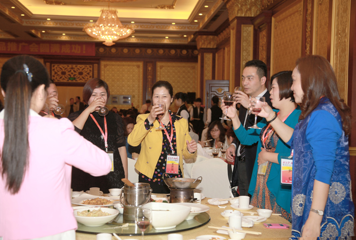 現(xiàn)場賓朋舉杯共祝歐林雅2014再創(chuàng)輝煌